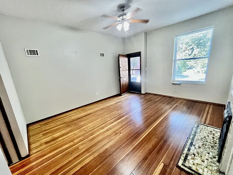 3220 Cherokee St — Photo 2