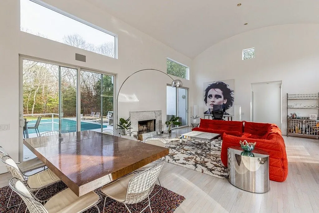 Stunning Modern Five Bedroom in East Hampton — Photo 3