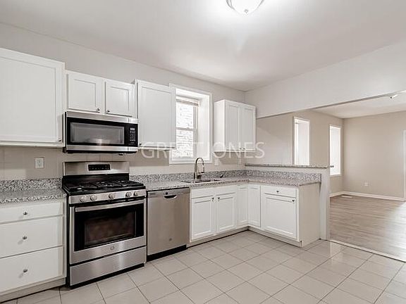 5th image of 3009 Miami St