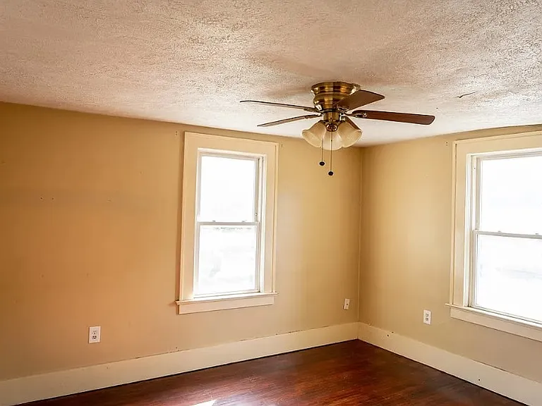 300 Ashwood Dr — Photo 10