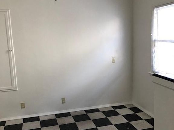4th image of 11142 Morrison St