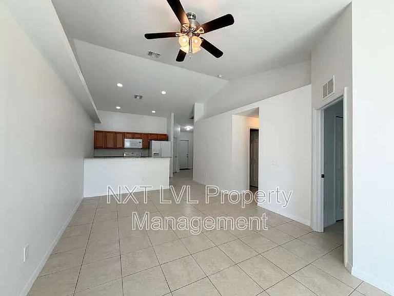 842 SW 39th Ter — Photo 8