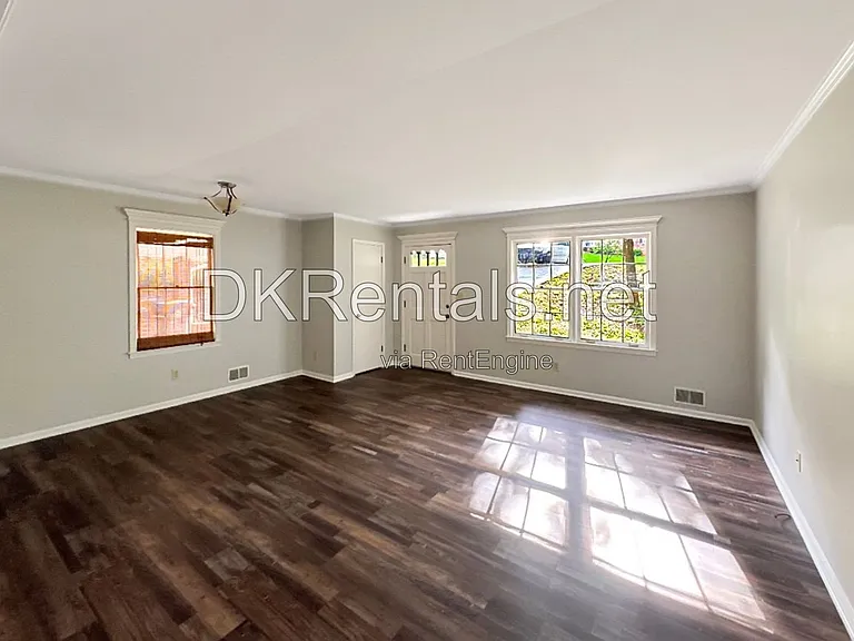 1580 Bainbridge Ln — Photo 4