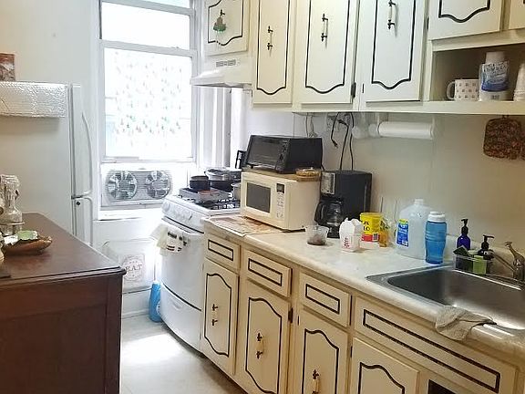 4th image of 3735 Crescent St APT 6