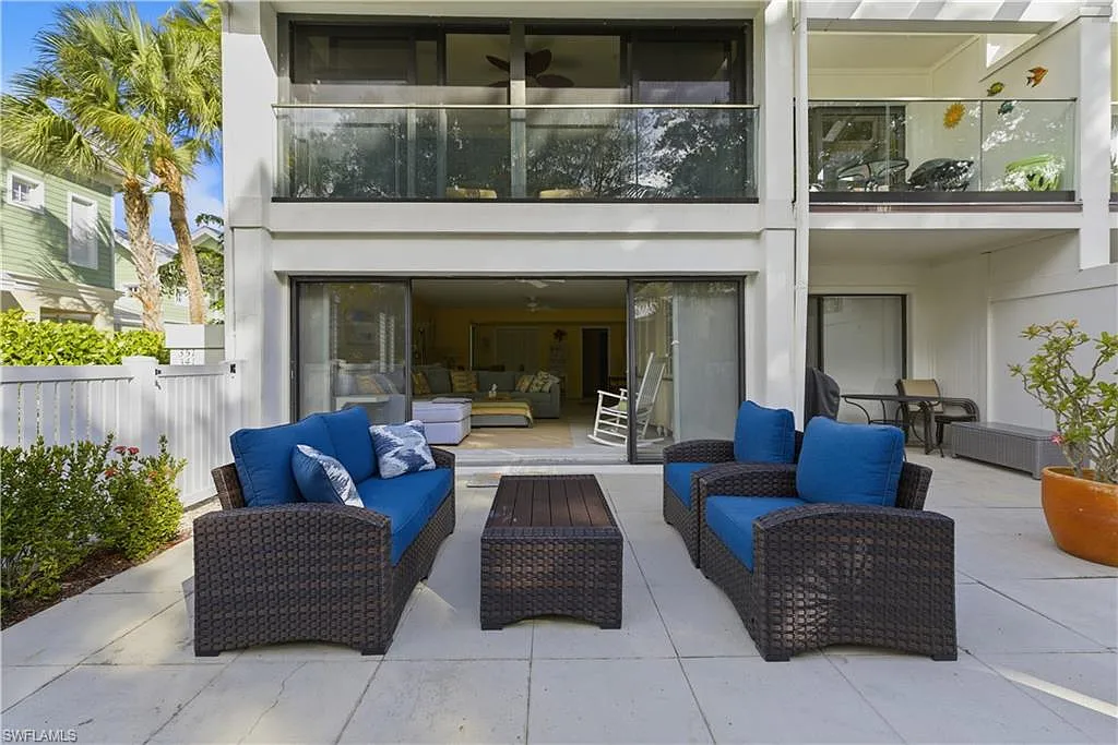 2 bed, 2.0 bath, 1300 sqft, $7,500 — Photo 3