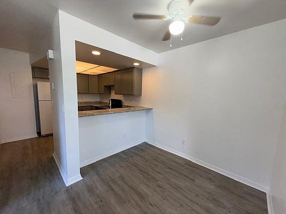 4th image of 2951 Sir Hamilton Cir