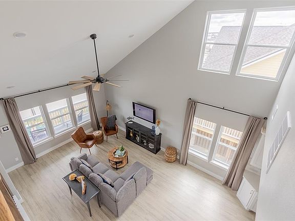 4th image of 809 Todville St