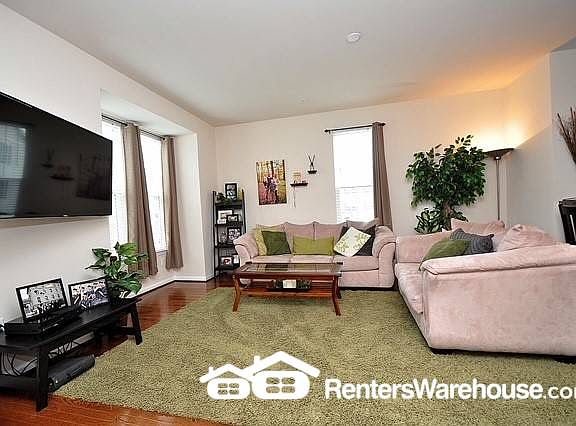 5th image of 581 Fox River Hills Way