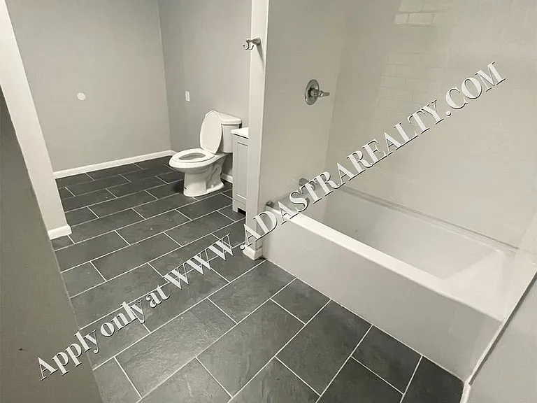 4904 NE 44th Ter — Photo 5