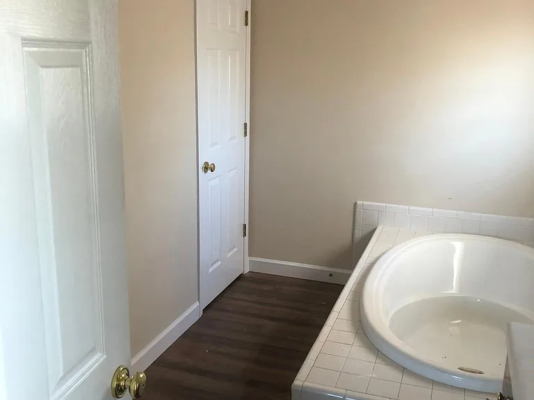 6 N Heathrow Dr NW — Photo 7