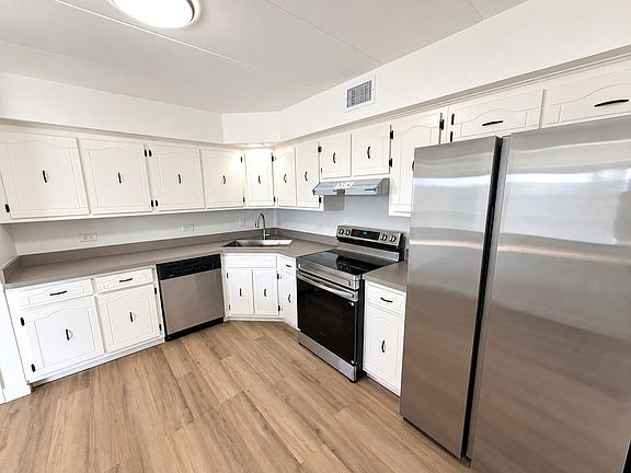 5th image of 9051 S Roberts Rd APT 205