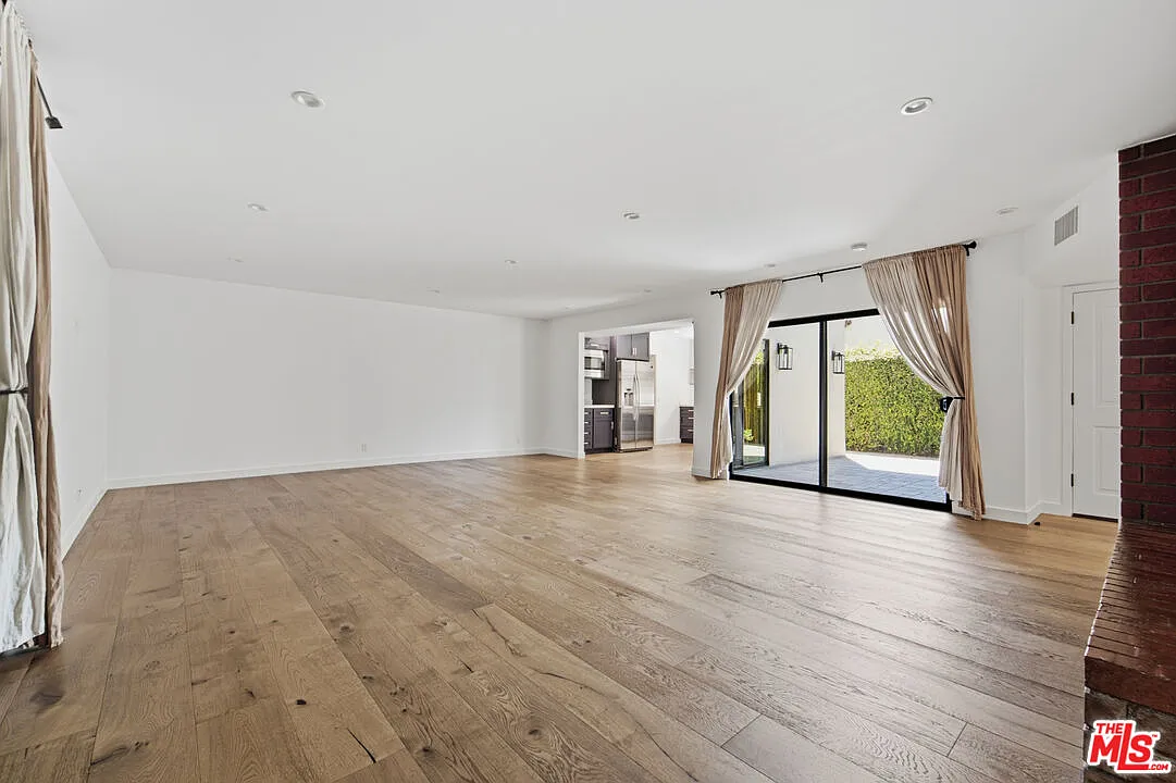 2 bed, 2.0 bath, 1900 sqft, $8,750 — Photo 3