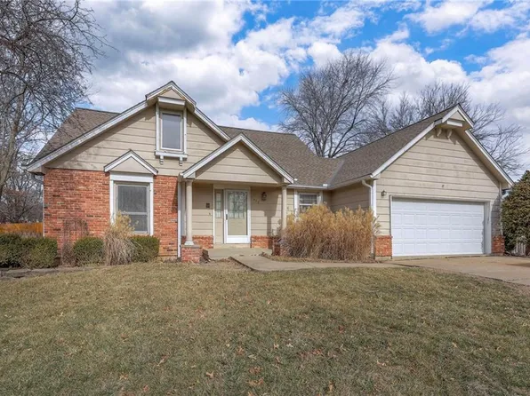 408 NE Deerfield Ct, Lees Summit, MO 64086