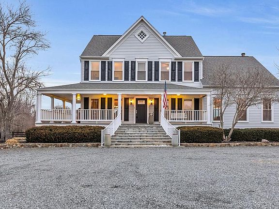 Spacious, updated 3 lvl home just mins to Leesburg