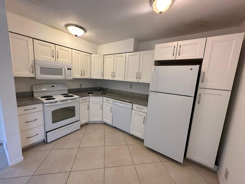 Renovated Kitchen, Fridge, Stove/oven, Microwave and Dishwasher