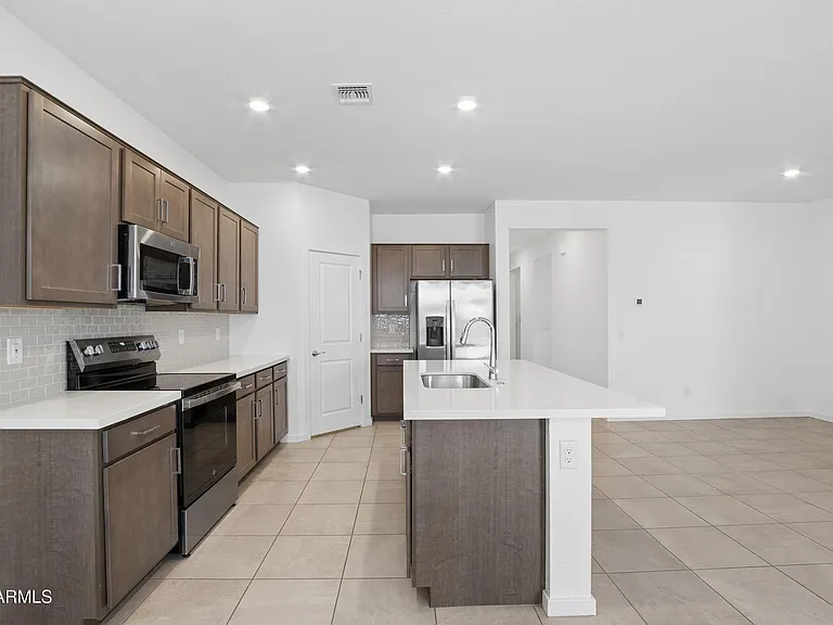 25293 W Wayland Dr — Photo 11