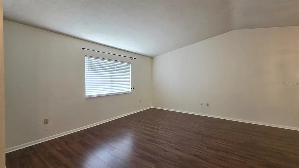 4 bed, 2.0 bath, 1902 sqft, $2,200 — Photo 3