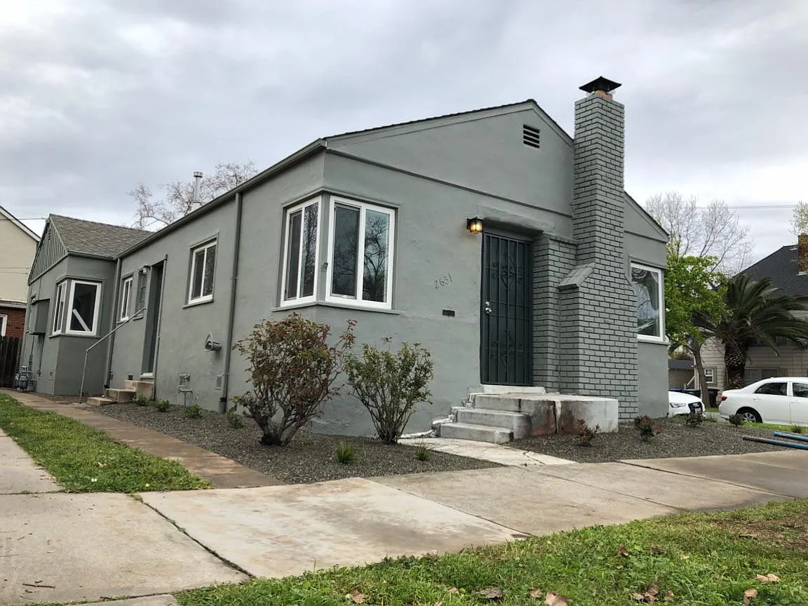 2631 T St photo 1