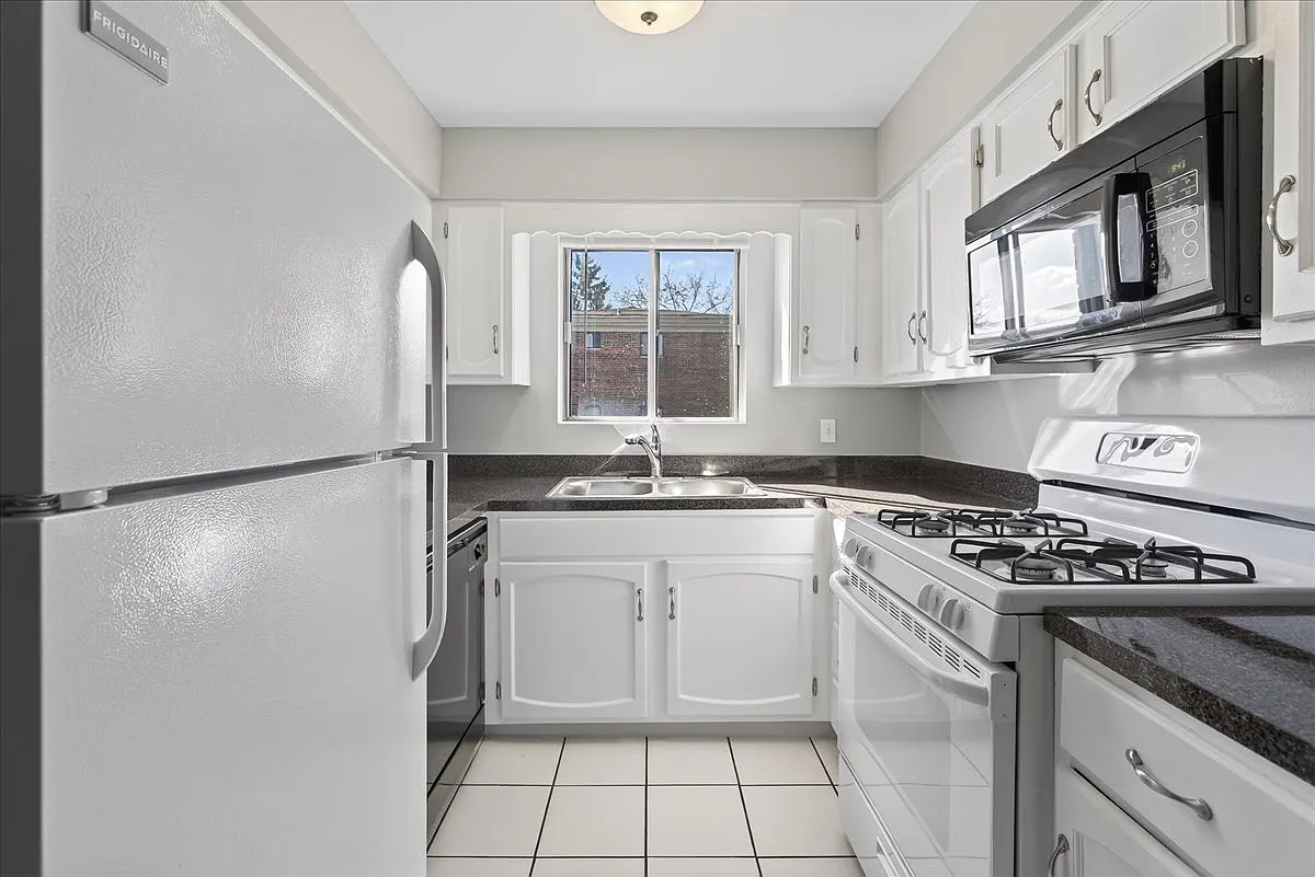 2 bed, 1025 sqft, $1,795 — Photo 3