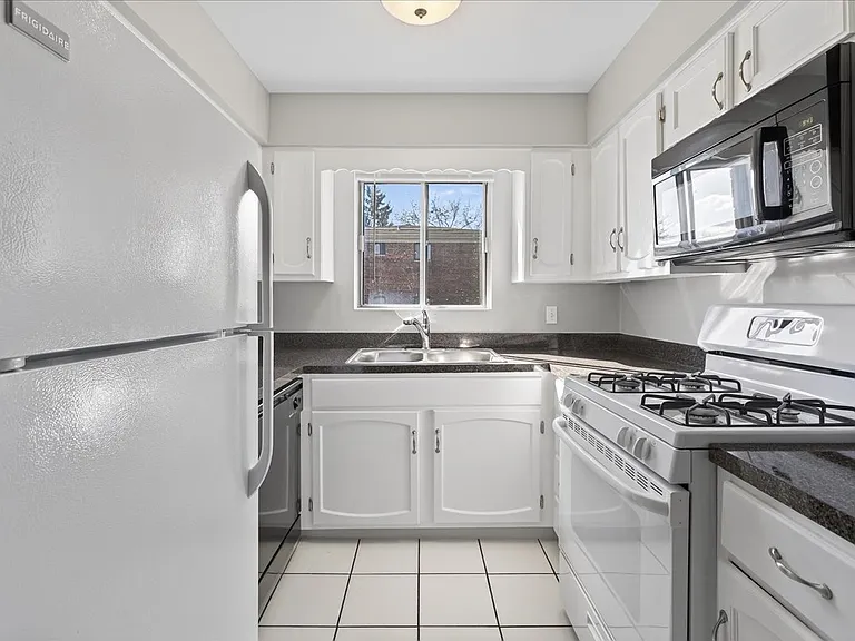 708 W 65th St #6 — Photo 3