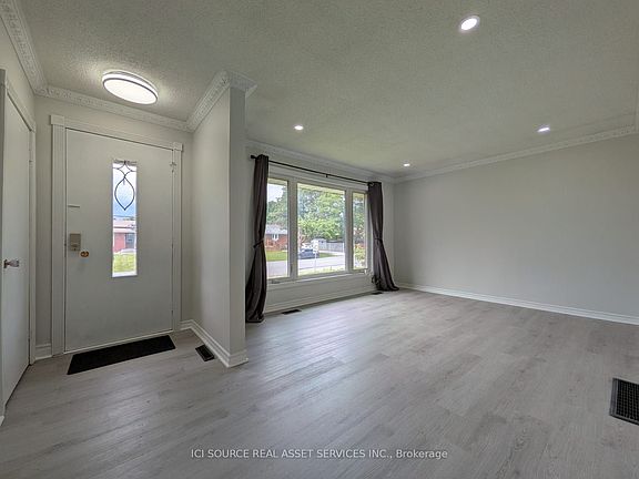 4th image of 21 Parkdale Dr #A