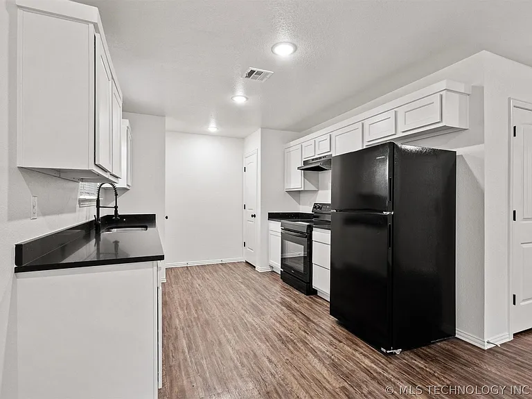 407 E Jones St — Photo 5