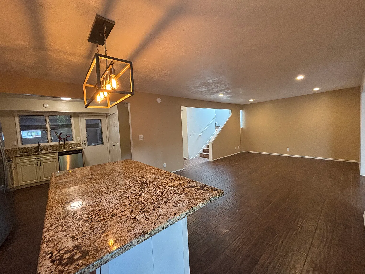 4 bed, 2.5 bath, 1386 sqft, $4,300 — Photo 4