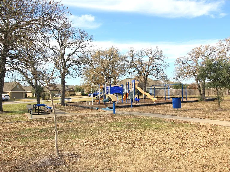 2010 Turning Leaf Dr — Photo 20