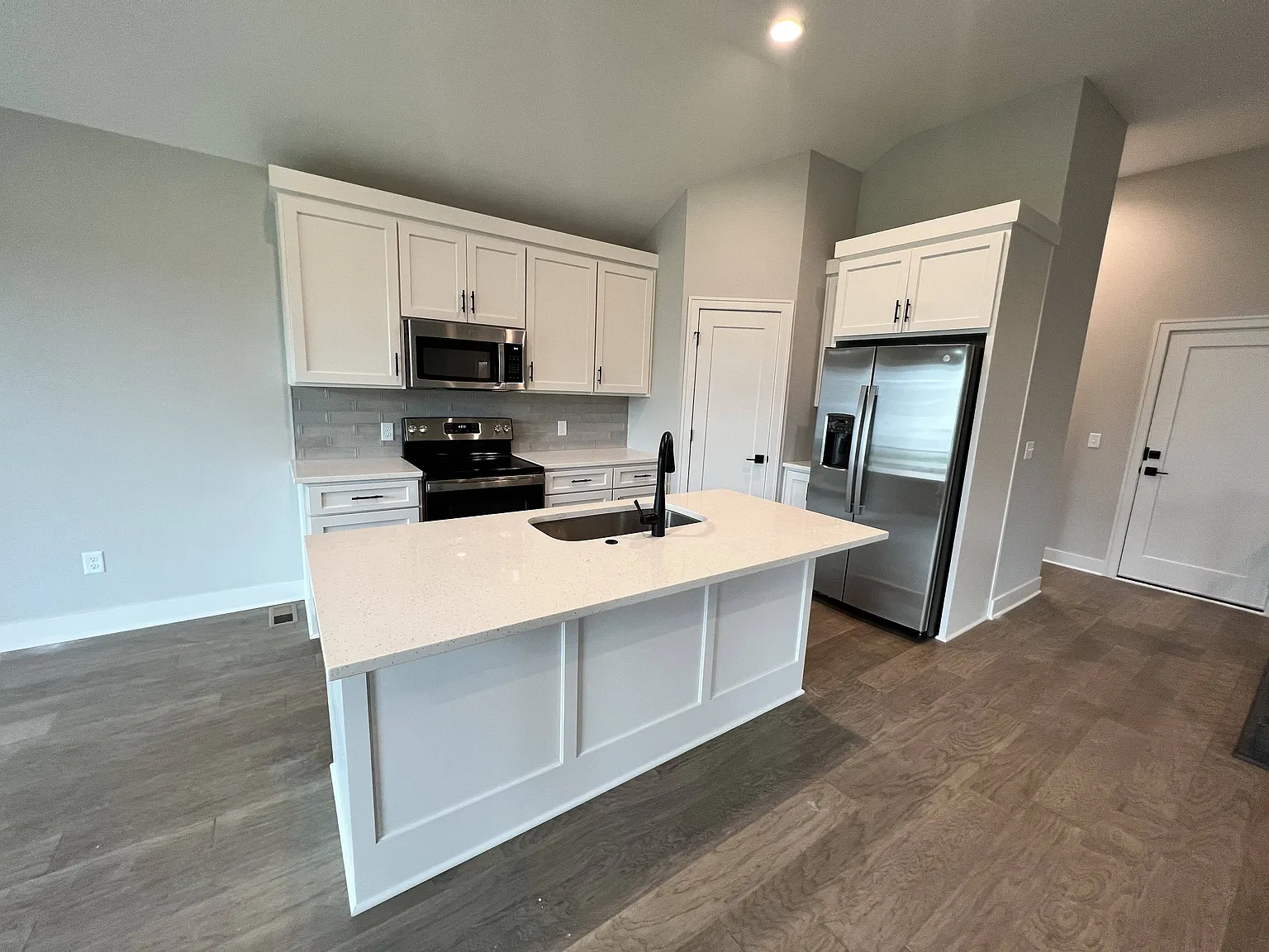 4 bed, 2358 sqft, $3,500 — Photo 4
