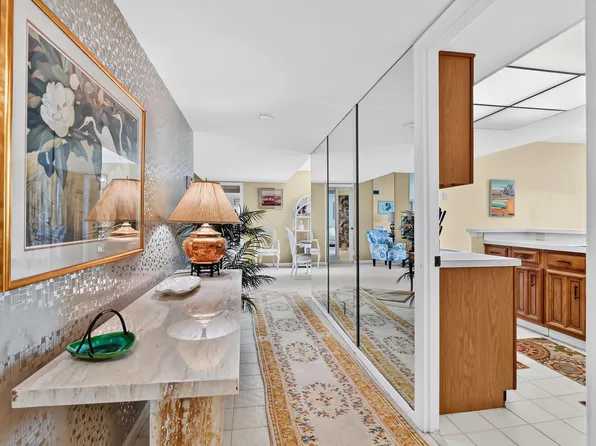 5188 Woodland Lakes Drive #332, Palm Beach Gardens, FL 33418