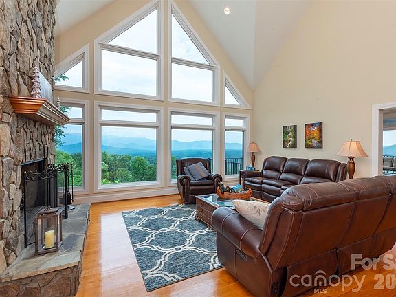 4th image of 301 Oak Winds Dr