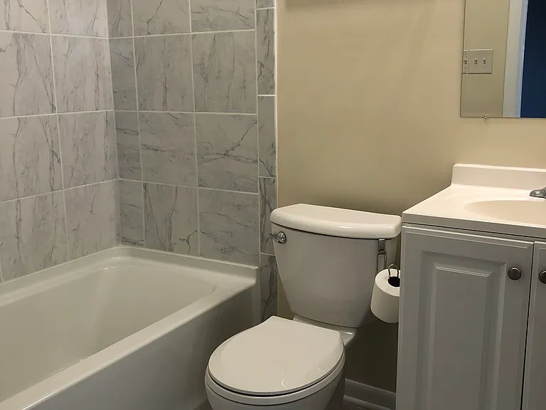 1109 W Hawthorne St #C — Photo 6