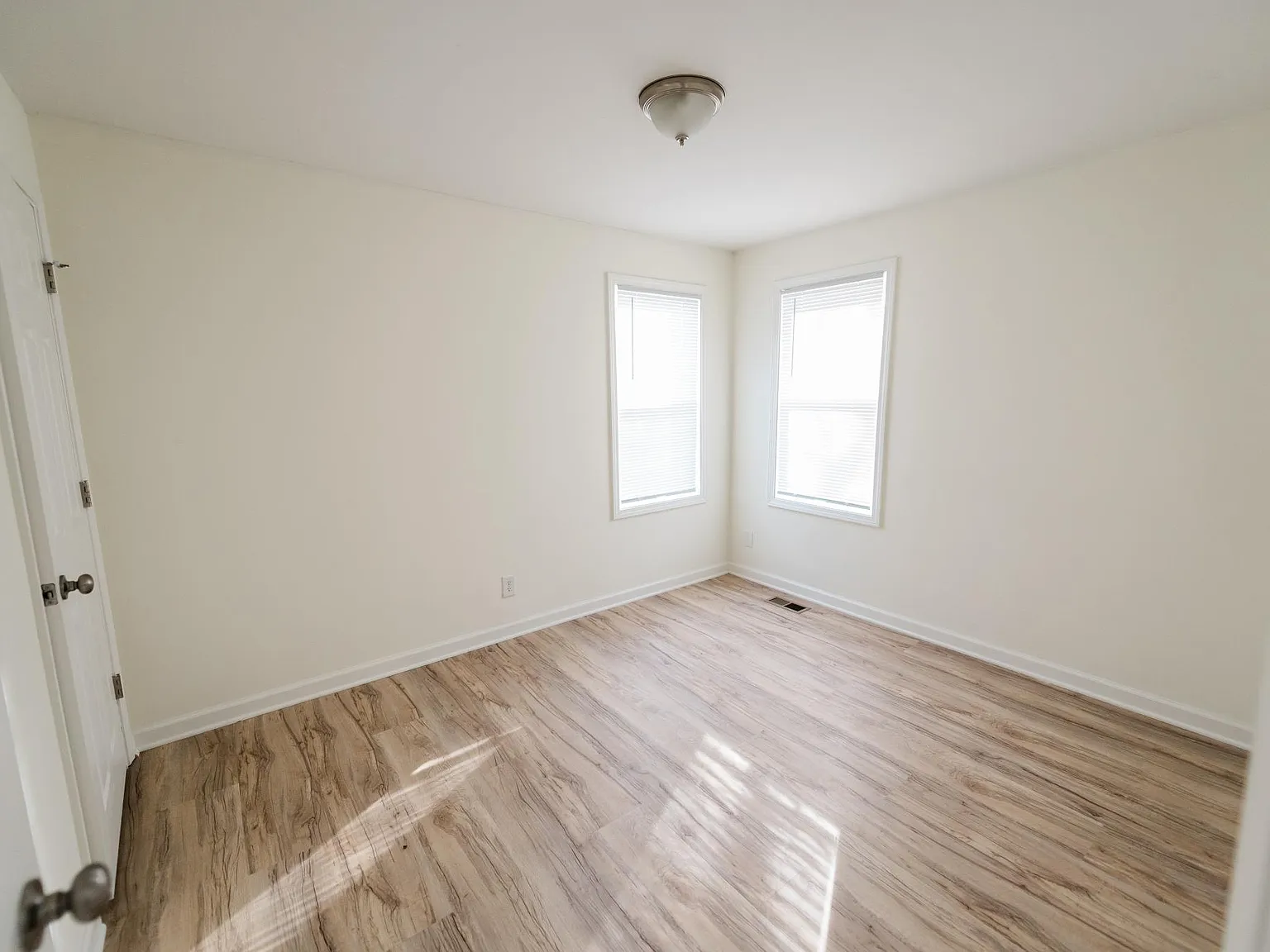 3 bed, 1.5 bath, 1200 sqft, $1,575 — Photo 4