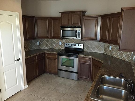 4th image of 426 SW Bradford Ln
