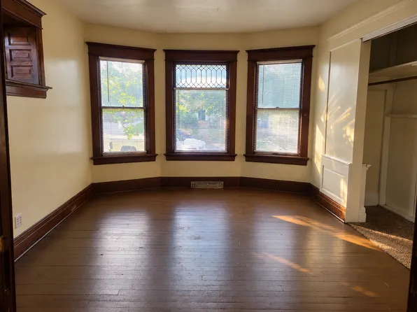 731 W 3rd St, Waterloo, IA