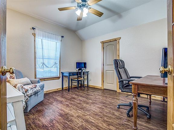 4th image of 121 Paradise Canyon Cir