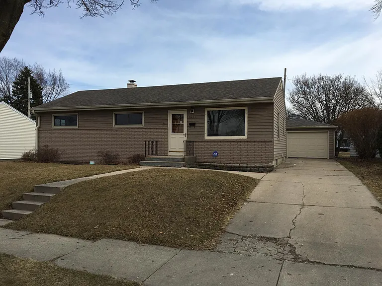 6457 W Kinnickinnic River Pkwy — Photo 1