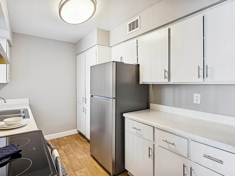 Sorrento Apartments — Photo 37