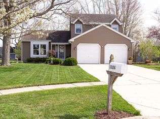 1024 Hawthorne Dr, Crystal Lake, IL 60014