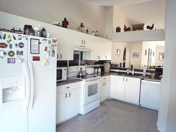 3rd image of 3050 SW Circle St