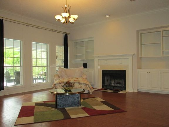2nd image of 1005 Falcon Cir