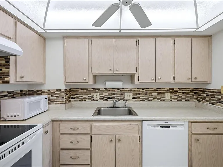 555 S Gulfstream Ave #902 — Photo 14