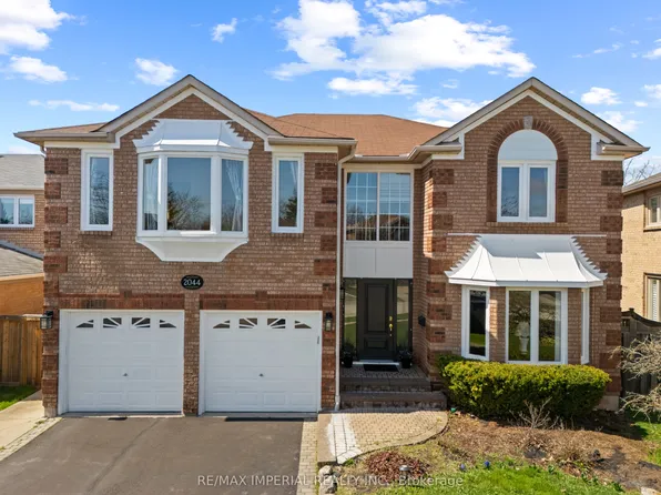 2044 Schoolmaster Cir, Oakville, ON L6M 3A1
