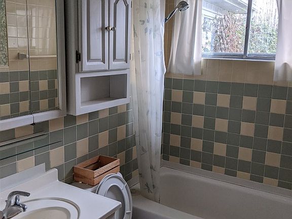 5th image of 1113 Evans Ave