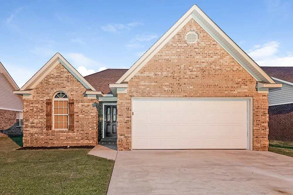 3 bed, 2.0 bath, 1431 sqft, $1,740 — Photo 1