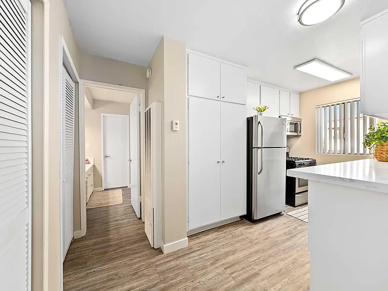 Summerview Beach Resort Luxury Apartments — Photo 43