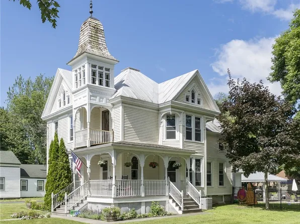 208 S Broad St, Sackets Harbor, NY 13685
