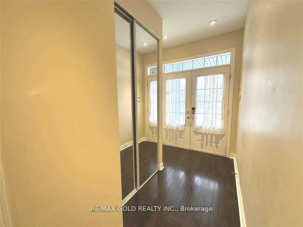 Photo 2 of 39 - 471 Meadowridge Ct - Mississauga, ON Building Photo - 471 Meadowridge Ct