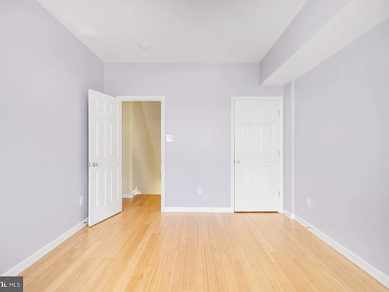 2476 Emerald St — Photo 13