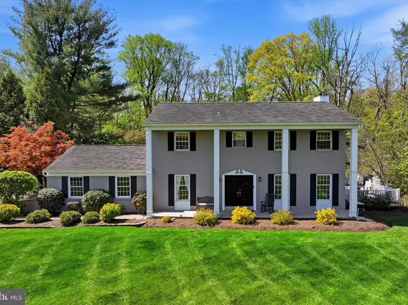 32 Hilltop Dr, Green Lane, PA 18054